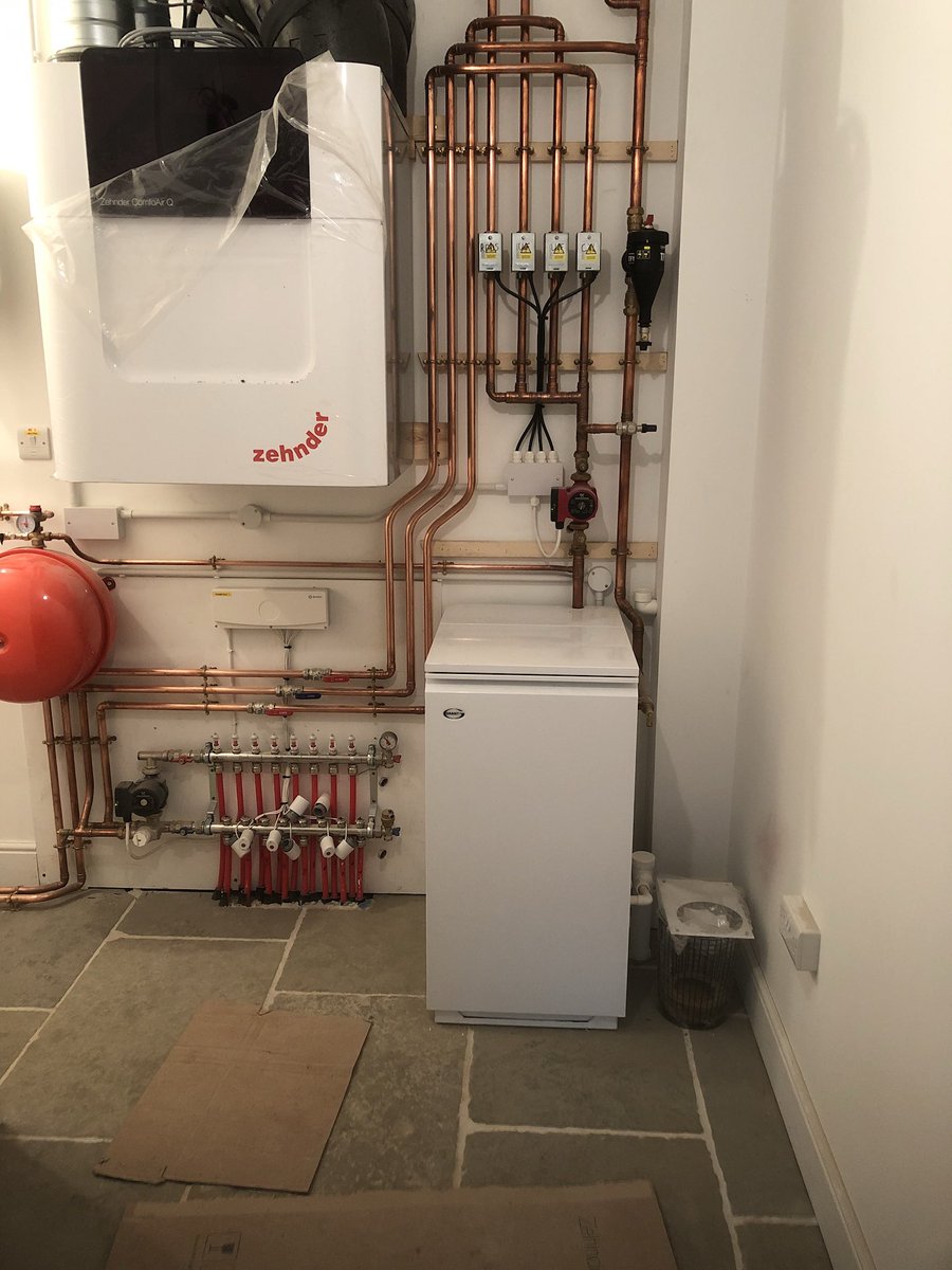 Plumbershaun's tweet photo. Oil boiler fitted, 3 zones of heating and 1 for hw! Commissioned and running like a dream@myGrantUK  shame the heat recoverey boys don’t worry about there side 🙈 https://t.co/jQ5aSr7zf4
