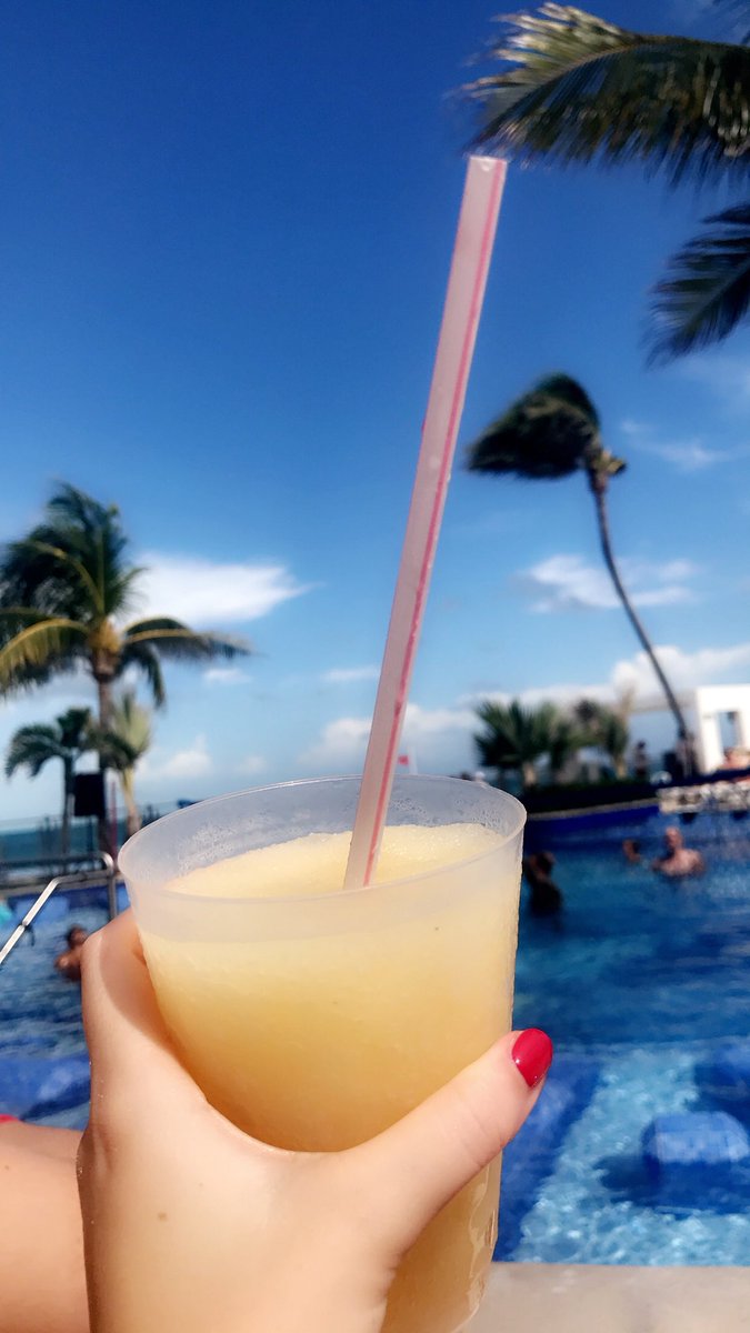 Georgialouisa's tweet photo. Paradise 🌴☀️ https://t.co/lEtRjOmzou