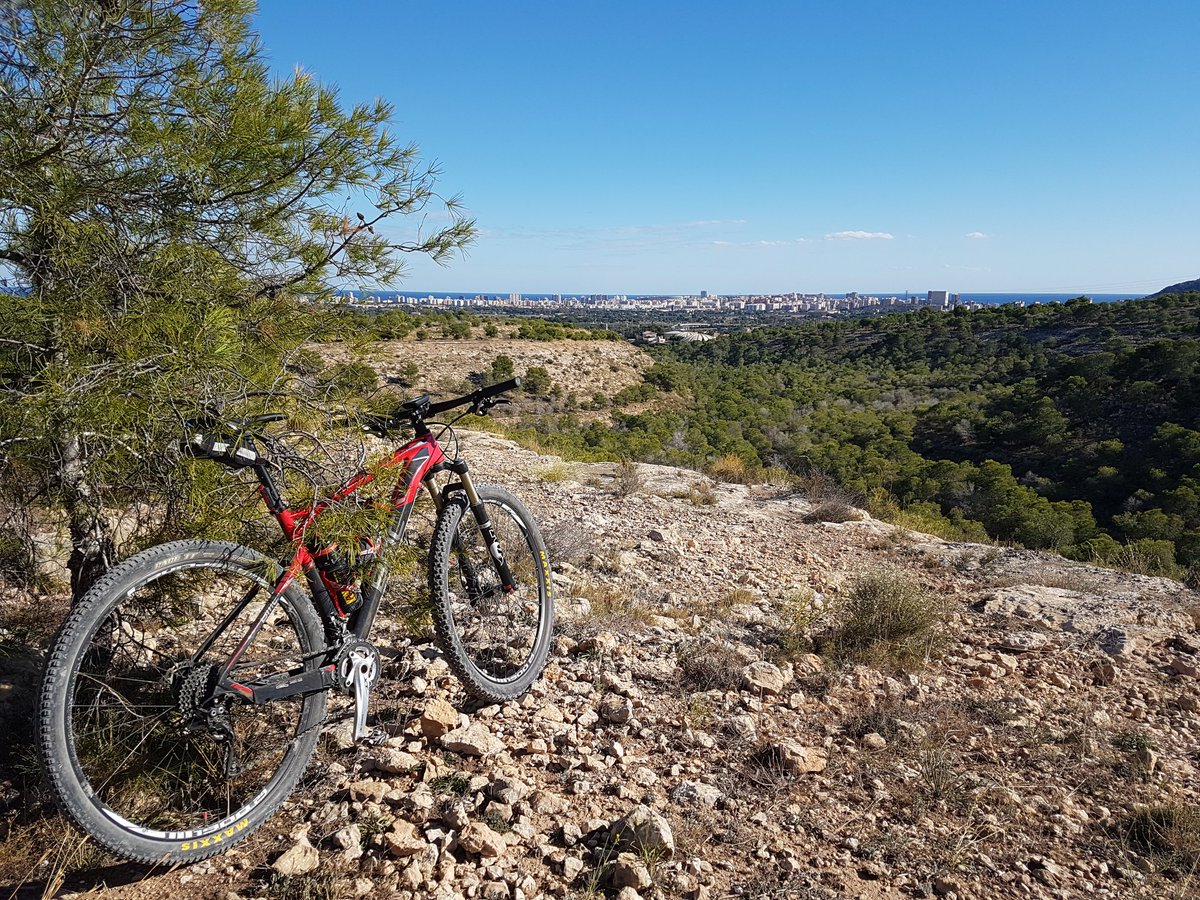condoscascos's tweet photo. Sin duda... soy muy afortunado! #montaña #ciudad #mar #buentiempo ... ¿serà el paraíso? @Alicante_City @costablancaorg #costablancasports #biktra #trainingday https://t.co/NM9P5rTCLT
