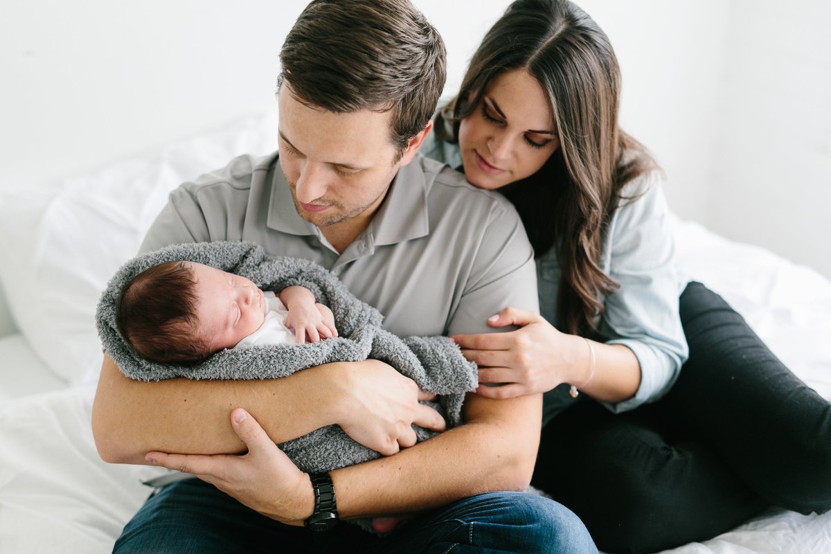 Happy Monday everyone! Raise your hand if you agree that mornings spent snuggling with babies make for a perfect start to the day? ✋🏻