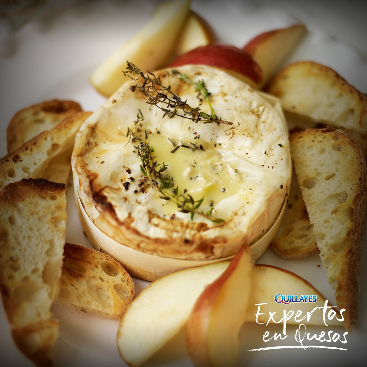 Suave pero intenso, con una  textura cremosa que abrazará tu paladar y envolverá tus sentidos 💘 Disfruta nuestro Camembert en la Tabla Selección N°1 o en su formato individual #ExpertosEnQuesos