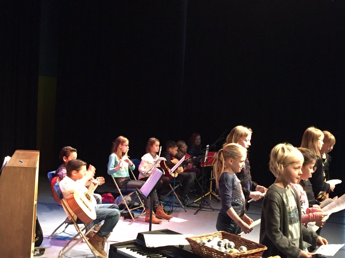 AS woensdag 12.50 uur start #BredeSchoolHetZand koor olv Jeroen Schipper weer. Sluit je aan en zing mee! Info:bit.ly/2zSXVk1.
Ook bij het orkest, start 14.00 uur kun je nog meespelen!
