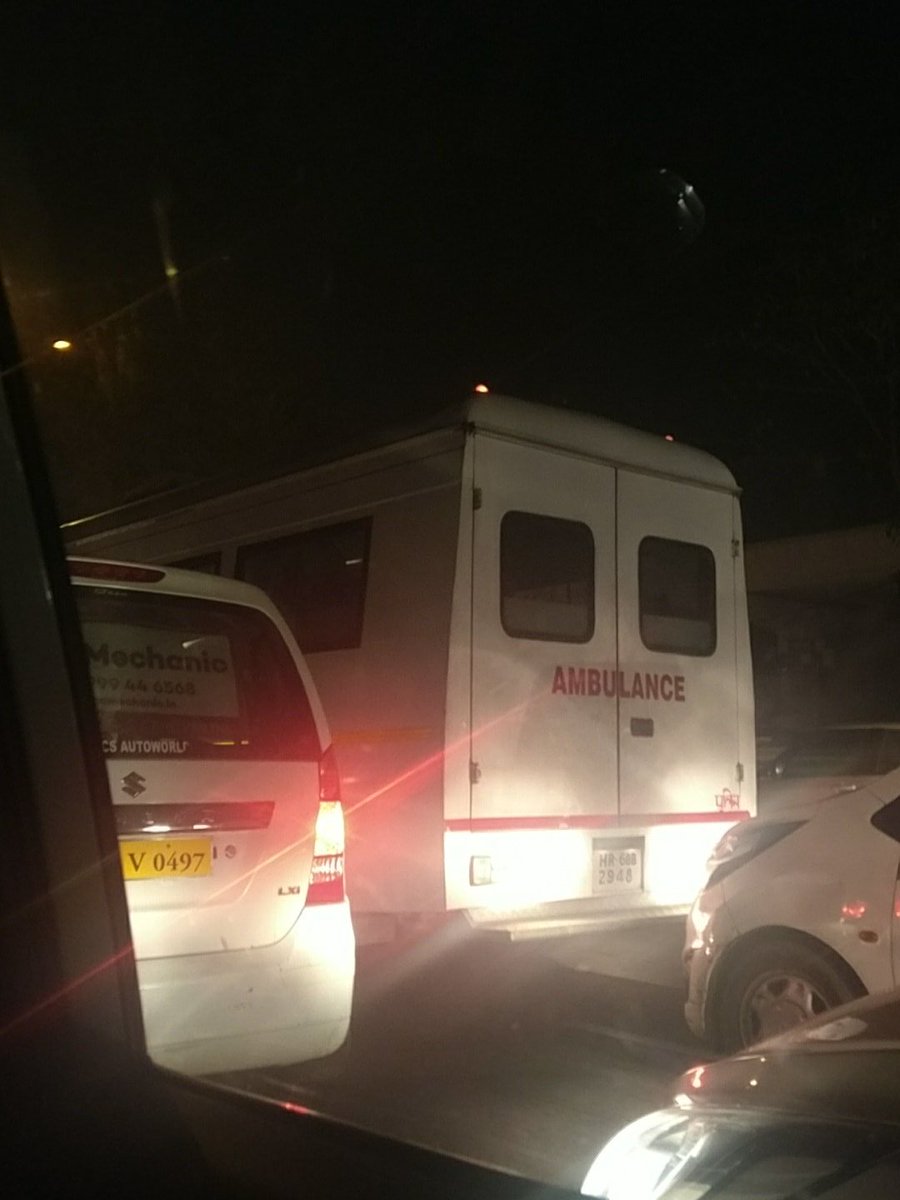 ankitj88's tweet photo. Ambulance from NH 8 to Delhi via Dhaula Kuan...zero sensitivity of the police to move the traffic...@nitin_gadkari https://t.co/rlxHwxeowU