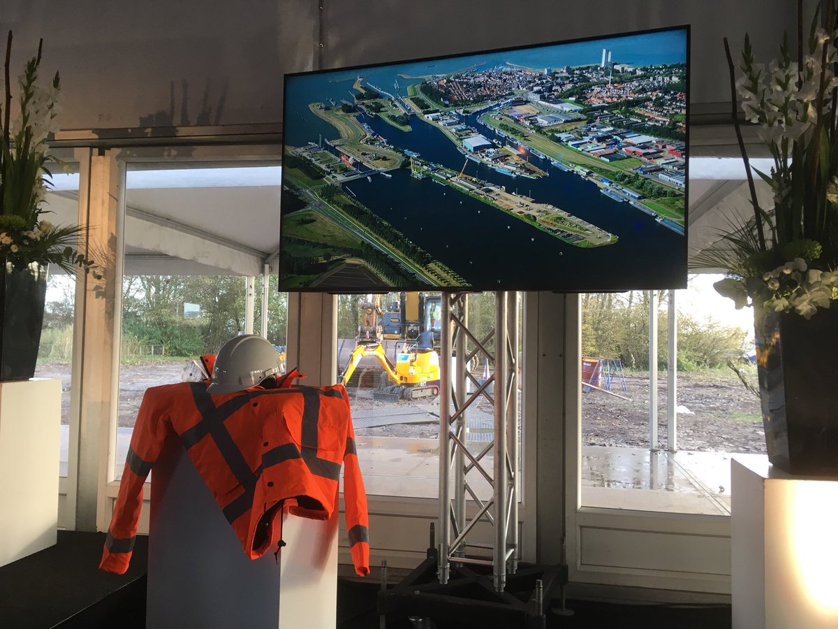 Eerste spade <a href="/NieuweSluisTern/">NieuweSluisTerneuzen</a> in de grond. @Zeelandseaports <a href="/HavenGent/">havennn</a> krijgen uniek instrument voor de toekomst <a href="/BenWeyts/">Ben Weyts</a>
