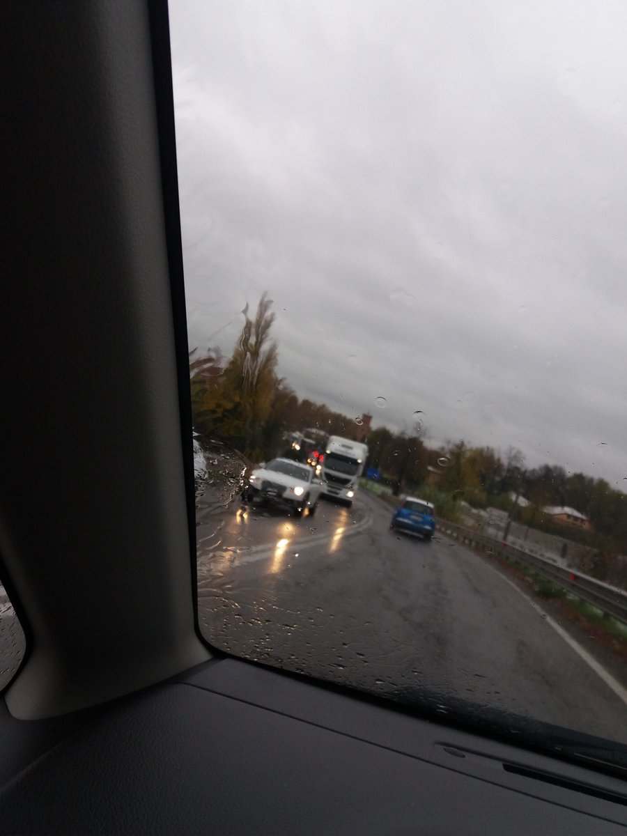TestiFra's tweet photo. Coda all'ingresso del casello #modenasud #viabilità #neve @gazzettamodena la polizia fa defluire il traffico https://t.co/YrPpP3eB78