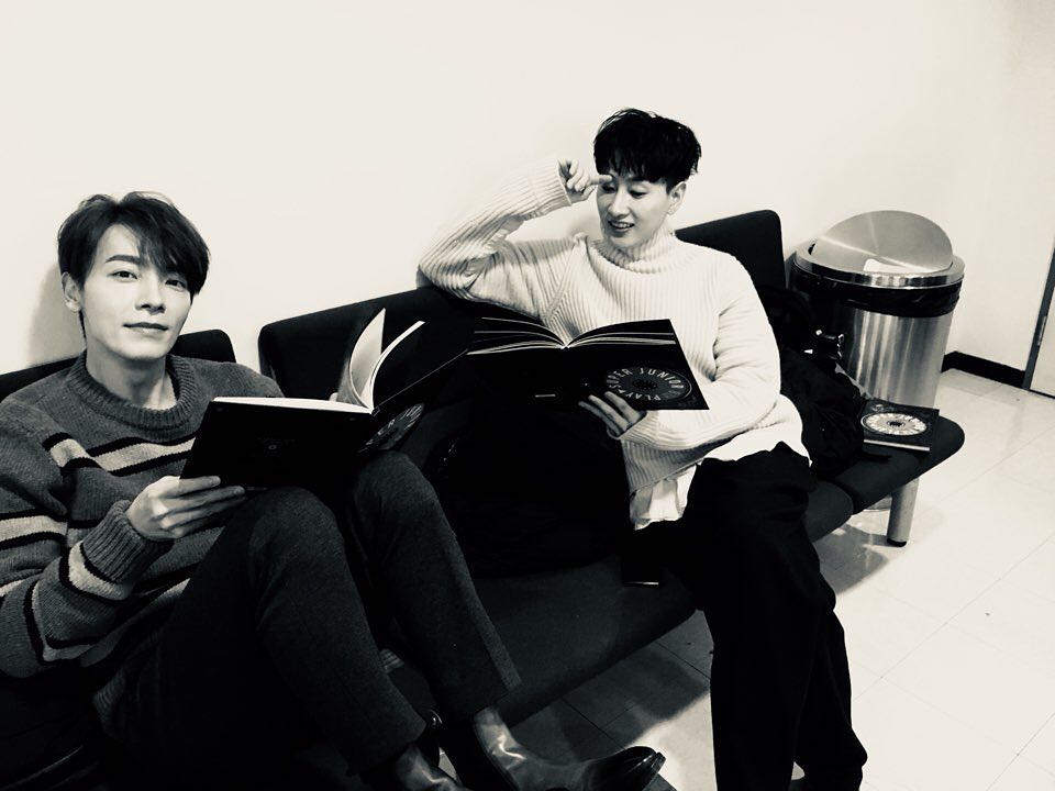 Hyukjae IG update 171113 "This is goooooood album ‘PLAY’ #SUPERJUNIOR #8TH #BLACKSUIT"

comfy reading with Eunhae 💕