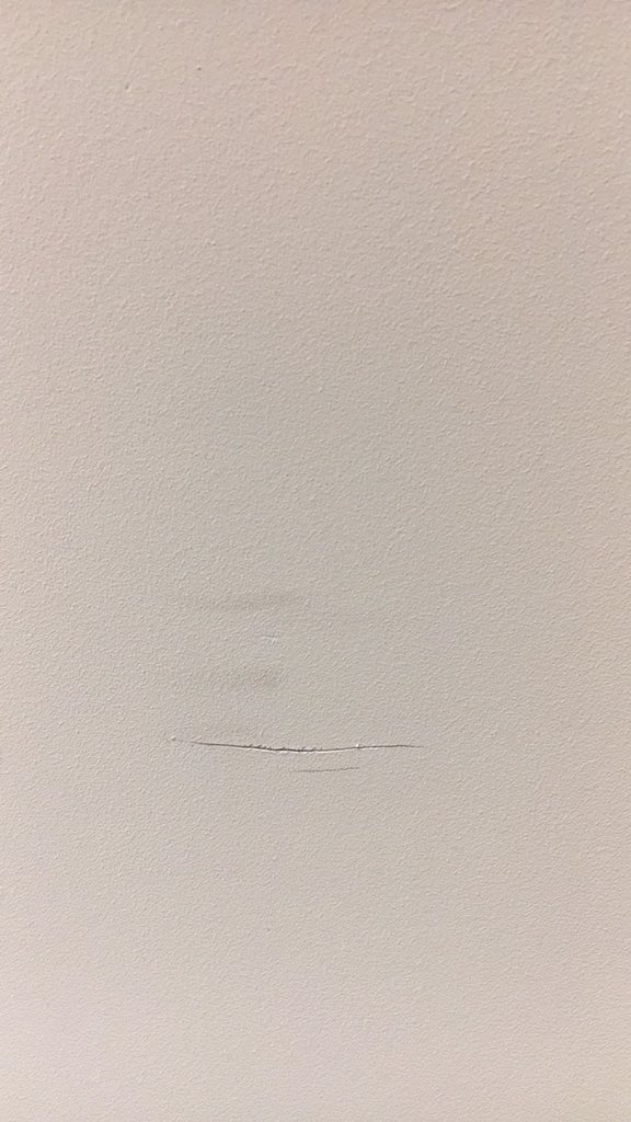 Mrsmaccer's tweet photo. @HappyBeds Marks &amp; damage to my newly decorated house as well. https://t.co/1LIqHozzcN
