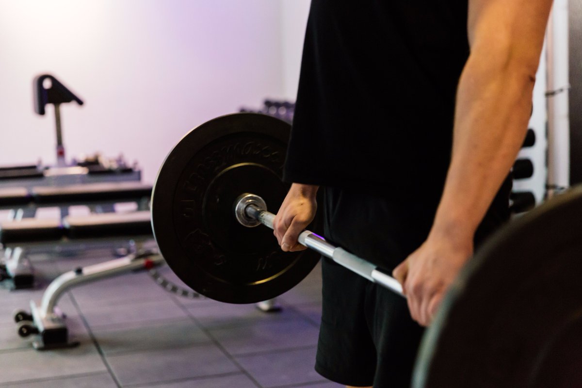 transform_code's tweet image. Kun je gewicht verliezen én spieren kweken? Wetenschappelijke studies hebben bevonden dat je tot 24 x meer spiermassa kunt opbouwen tijdens een calorieoverschot, dan tijdens een calorietekort. #thetransformcode #spiermassa #wetenschap