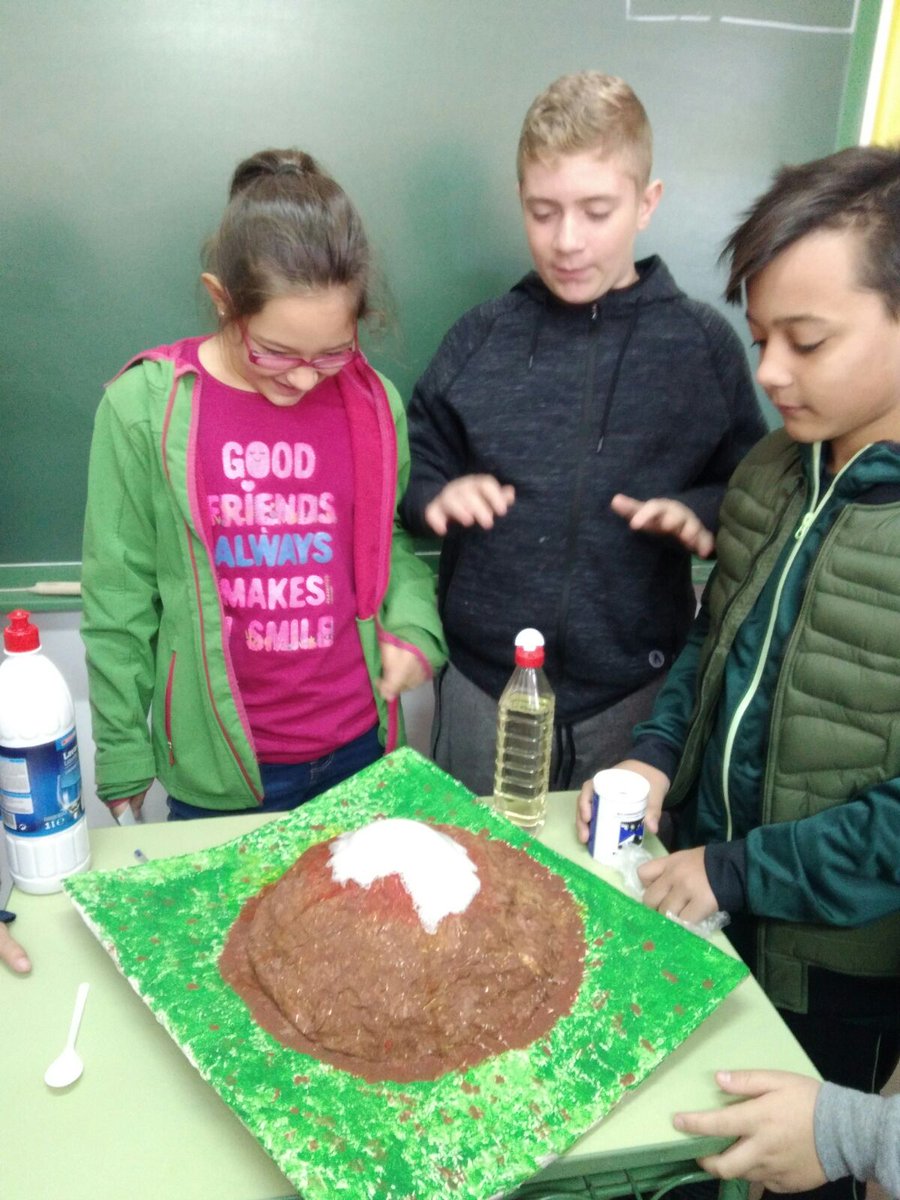 JMLapuerta's tweet photo. El pasado viernes 10/11 lxs alumnxs de #QuintoB hicieron de científicos en clase de Lengua . Buscaron sus #experimentos , trajeron los materiales a clase y realizaron su experimento. https://t.co/w6Lq9Uk7oa