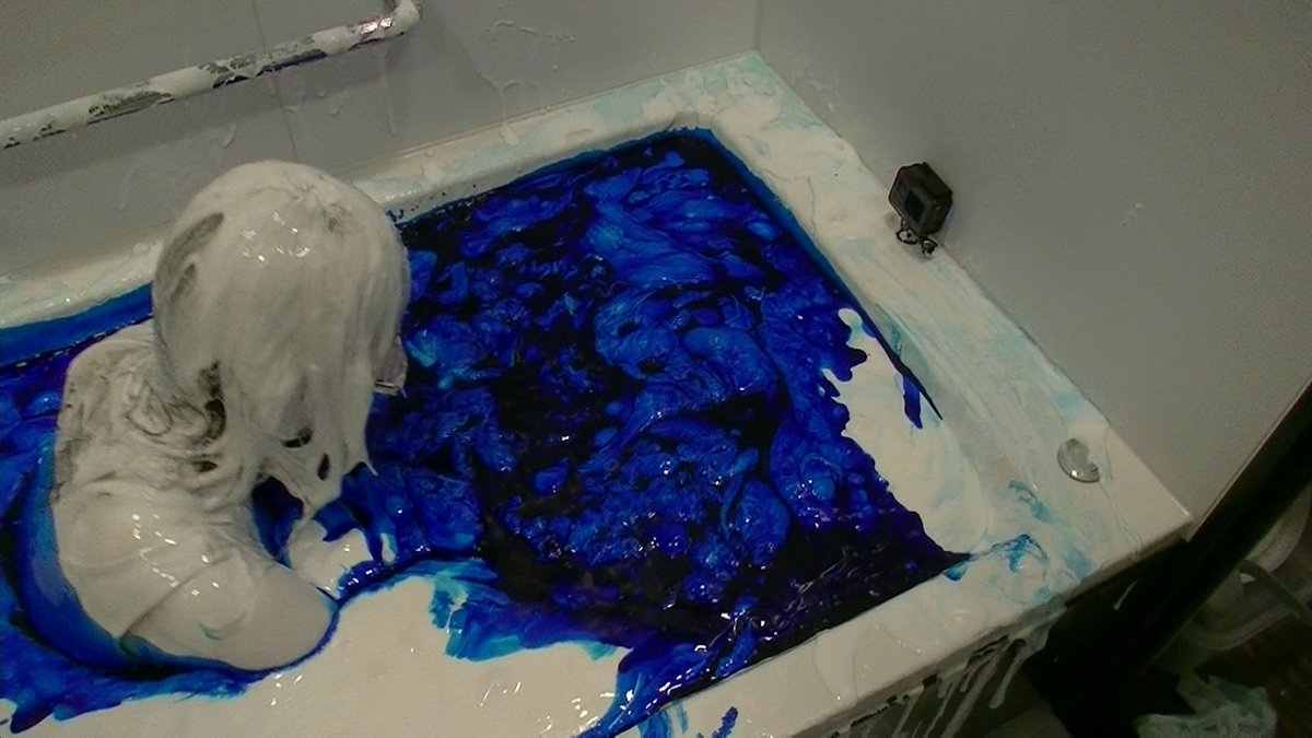 生クリーム部長 Na Tviteru 青の食紅を加えて 疑似ペイント風呂を作ってみました