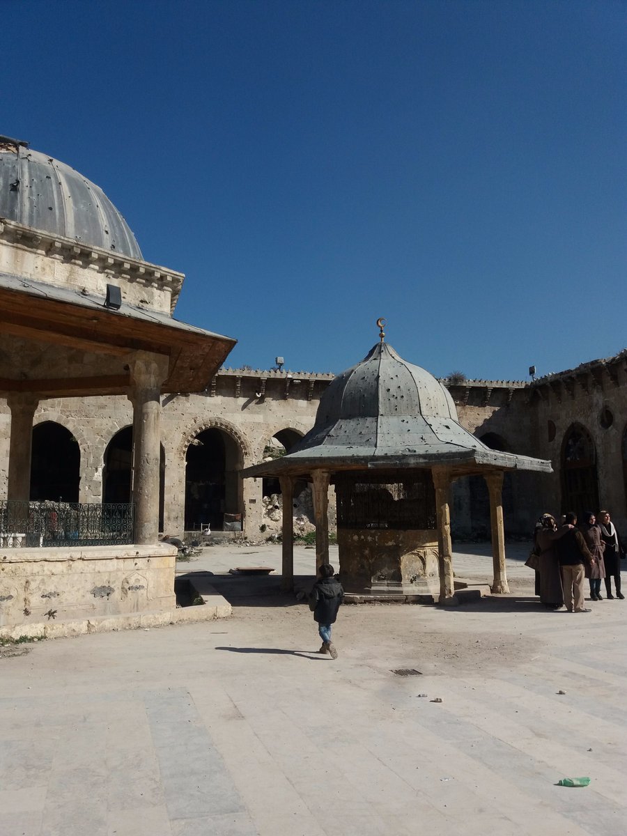 Kuzey Suriye'nin Halep şehrindeki en büyük ve en eski camilerinden biri olan Halep Emevi Cami'nin 360 dereceli video formatı; google.com.tr/maps/place/Hal…