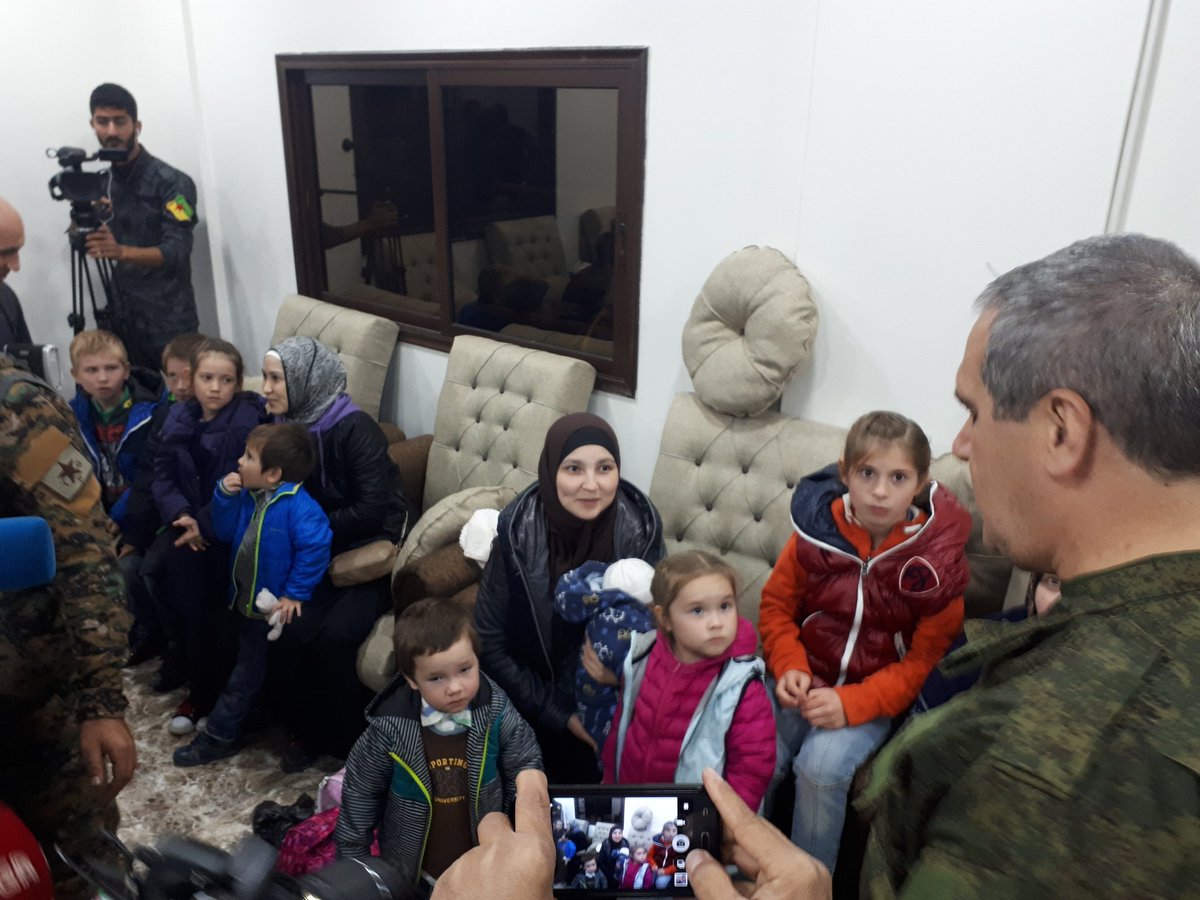 Kuzey Suriye, Kamışlı şehrinde Çeçen ve Rus temsilciler, Rus Generali Alexei Kim eşliğinde Kamışlı şehrine giderek 45  IŞİD savaşçısının ailelerinin teslimi konusunda PKK komutanları ile anlaşıldı; wikimapia.org/#lang=tr&lat=3…