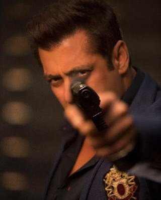 MicharUpdates's tweet photo. #Race3 has kick starter 🔥
#SalmanKhan 🎬
@BeingSalmanKhan  
A film by @remodsouza https://t.co/jKqKMpur0W