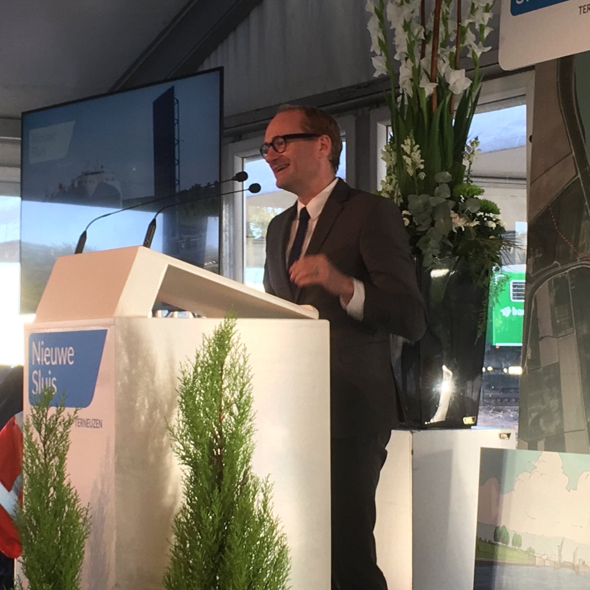 Ministers <a href="/CvNieuwenhuizen/">Cora van Nieuwenhuizen</a> en <a href="/BenWeyts/">Ben Weyts</a> noemen bouw <a href="/NieuweSluisTern/">NieuweSluisTerneuzen</a> en fusie @Zeelandseaports en <a href="/HavenGent/">havennn</a> in een adem als cruciaal voor regio.