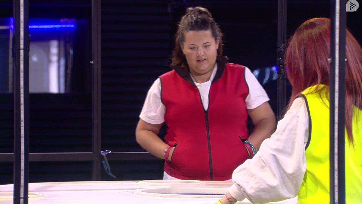 ghoficial's tweet photo. 😳 @PilarGHRV a @RubenGHRV : "O sea que das por hecho que me voy, ¿no?" 😢 #GHDirecto 👉🏽 https://t.co/B9k3wkkkDj

🔃 Pilar se queda
❤️ Se va a la calle https://t.co/YP9oxSJJZz