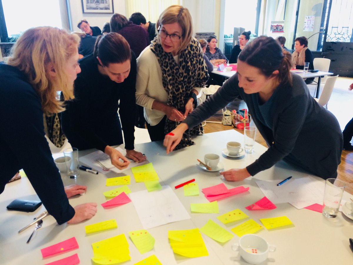 Vief_vzw's tweet image. Medewerkers van Vief, @Liberalevrouwen , @Willemsfondsvzw en Huis van de mens oefenen creatieve technieken op gezamenlijk vormingsmoment. Frisse ideeën en leuke uitwisseling om verder mee aan de slag te gaan!