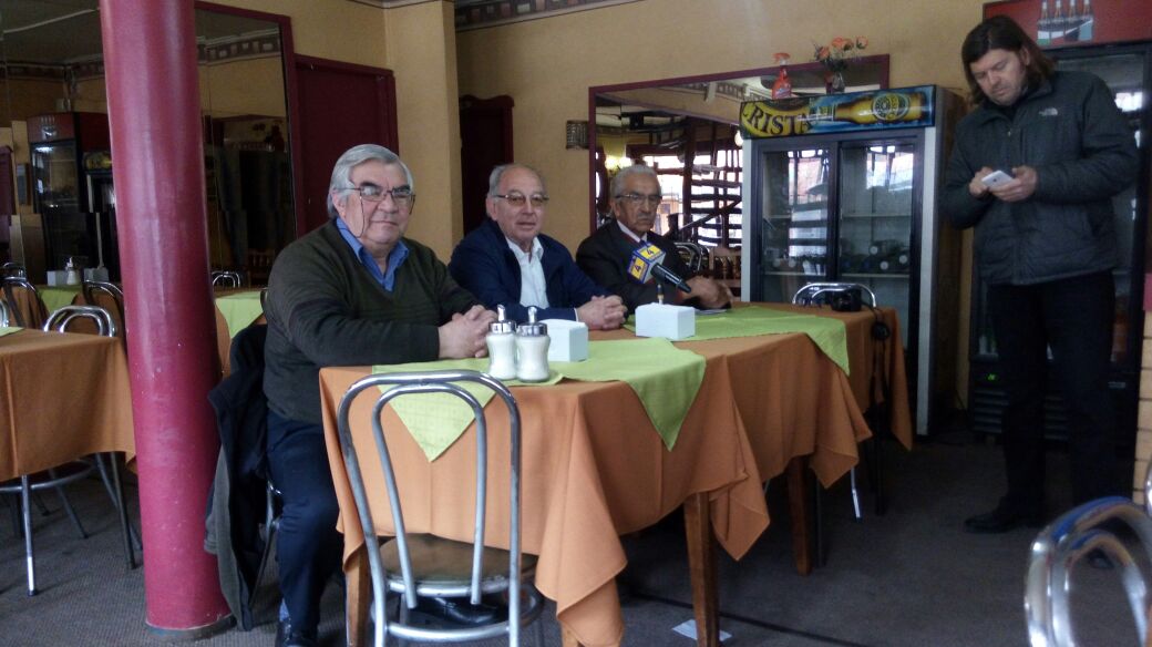 HernanVodanovic's tweet photo. [RUEDA DE PRENSA]Presentación de las propuestas de @HernanVodanovic para #Aysen. Con el apoyo de Pedro Pucci y Baldemar Carrasco apoyan a nuestro Candidato por lo que significó y significa para la región, su trabajo en el senado los convoca a participar y apoyar su candidatura. https://t.co/mVxHXAo7BX
