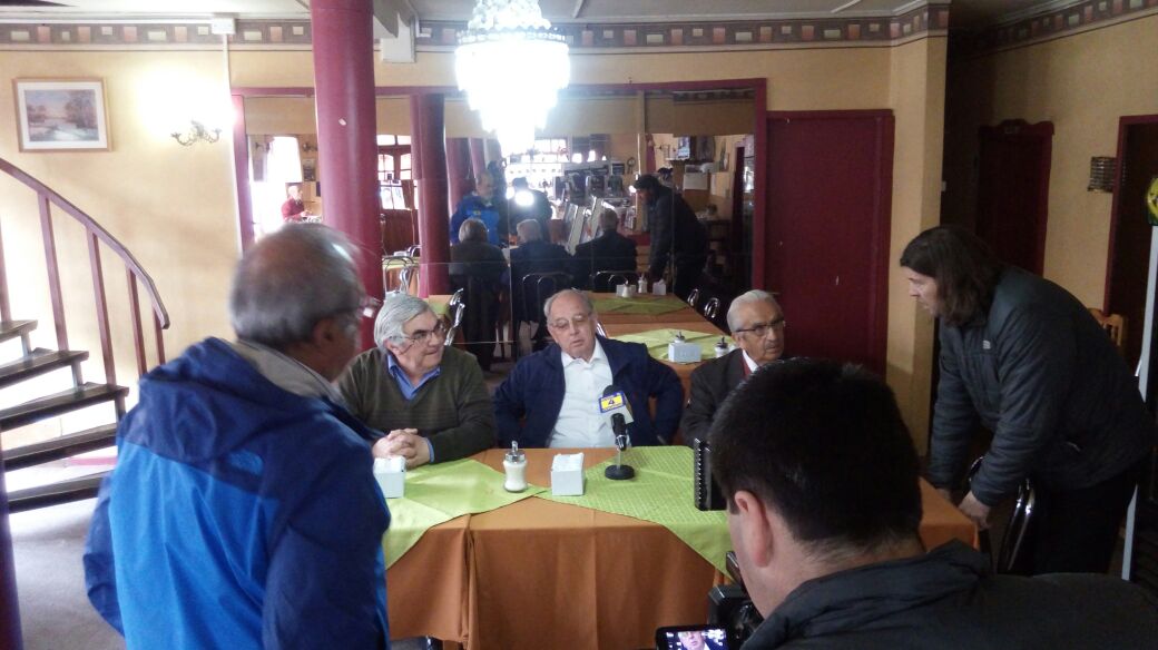 HernanVodanovic's tweet photo. [RUEDA DE PRENSA]Presentación de las propuestas de @HernanVodanovic para #Aysen. Con el apoyo de Pedro Pucci y Baldemar Carrasco apoyan a nuestro Candidato por lo que significó y significa para la región, su trabajo en el senado los convoca a participar y apoyar su candidatura. https://t.co/mVxHXAo7BX