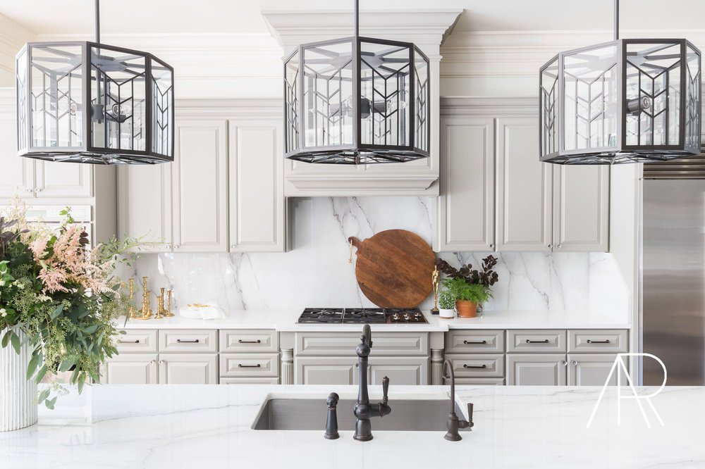 RobertAbbeyInc's tweet photo. Our Octavius pendant creates a bold and dramatic statement in this dream kitchen designed by @KendallKSimmons and photographed by @AlyssaRosenheck! @smpliving features this #KitchenRenovation here: https://t.co/zParTbf4xO  #RobertAbbeyInc #FineLighting #KitchenInsp #DesignTips https://t.co/1NoEqrmbca