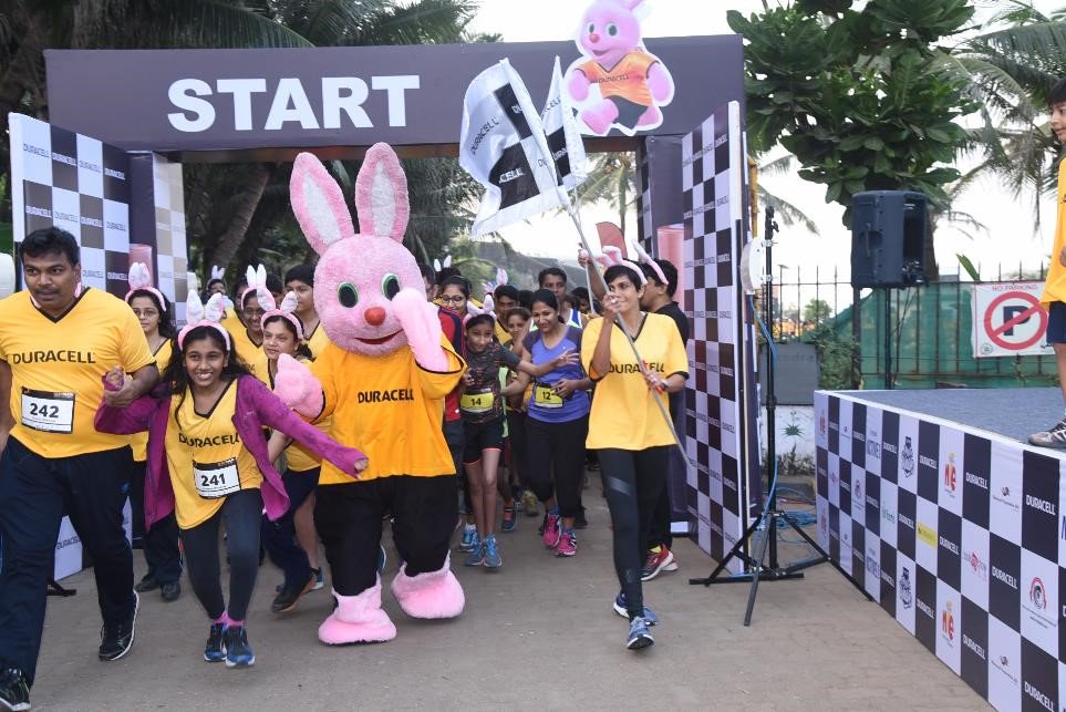 rgs14's tweet photo. Mandira @MandyBedi got families running for Mumbai’s first family run #FamilyRun, #Durathon #durathonfamilyrun https://t.co/NqoRfy3Ato
