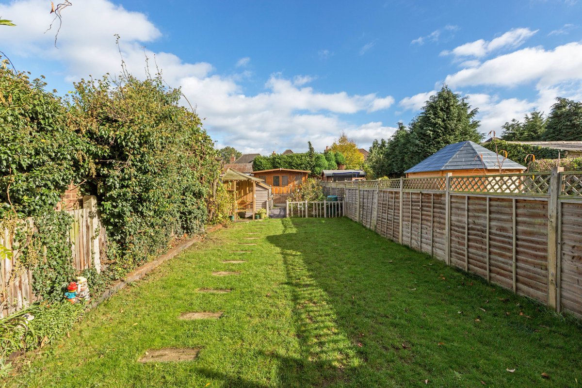 HamptonsMhead's tweet photo. A charming #FamilyHome, #3Bed #character #cottage presented in fine decorative order throughout and situated within the heart of the #RiverArea of #Maidenhead. The #property has the additional benefit of #PlanningPermission under reference numbers: 17/01123/FULL & 17/01124/CPD. https://t.co/ScUGn4y2CX