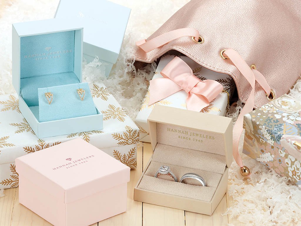 StullerInc's tweet photo. Like early blossoms in winter, soft, natural pastels create a delicate display. They can also be versatile, transitioning your showroom from the holiday season into the new year. Become a #PresentationPro this #MerchandisingMonday with the Aura Collection! https://t.co/pr4wb2FuYL