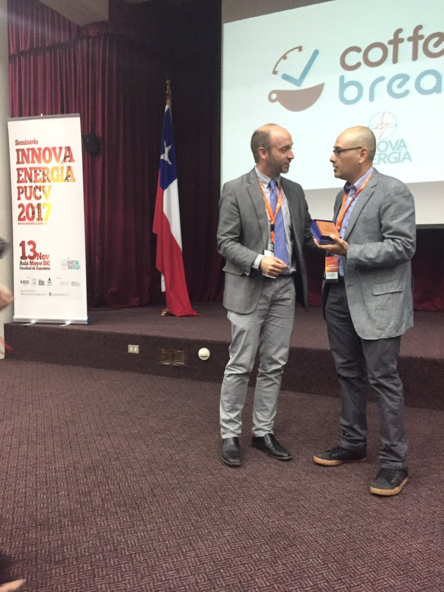 InnovaEnergiaCL's tweet photo. Daniel Llanos, Gerente de Ingeniería  de Mainstream Renewable Power Chile recibe presente y agradecimiento por su presencia y participación en Seminario #InnovaEnergía2017 @MRPChile https://t.co/khR5eC9BCf