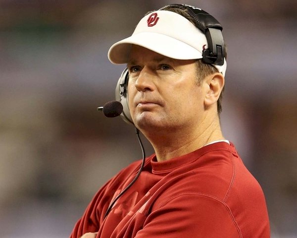 DarrinDonnelly's tweet photo. “The most important thing a coach does has nothing to do with teaching a kid how to properly tackle. It’s teaching a kid how to be an adult.” – Bob Stoops https://t.co/2mzPQimPnp https://t.co/vb51kosbQo