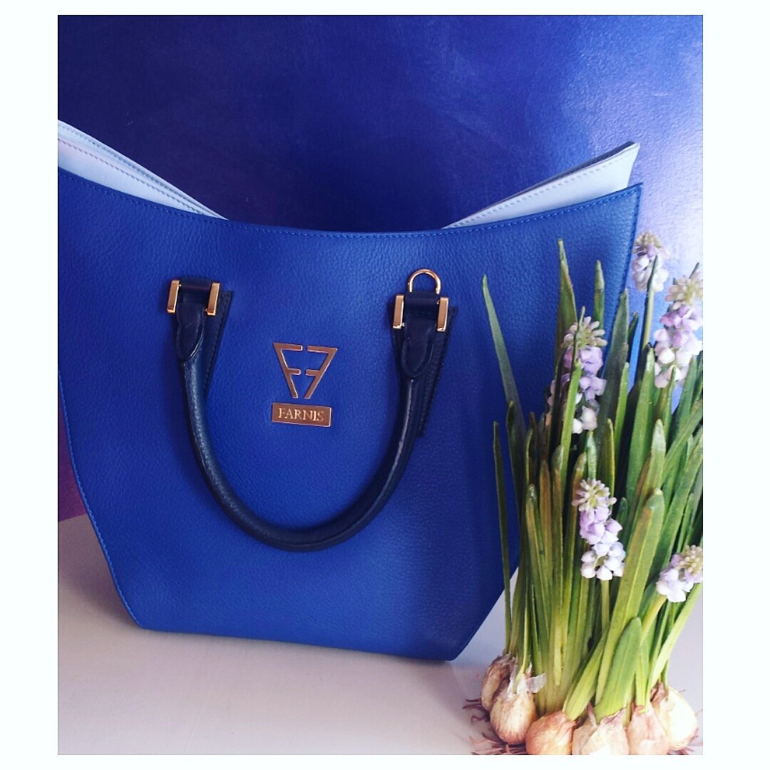 farnisofficial's tweet photo. Los lunes con tu #queenfarnis son menos lunes! 💙

#farnis #luxurybags #madeinspain #leather #24kgold #fashion #lifestyle #design #exclusive https://t.co/RDtORL1o41