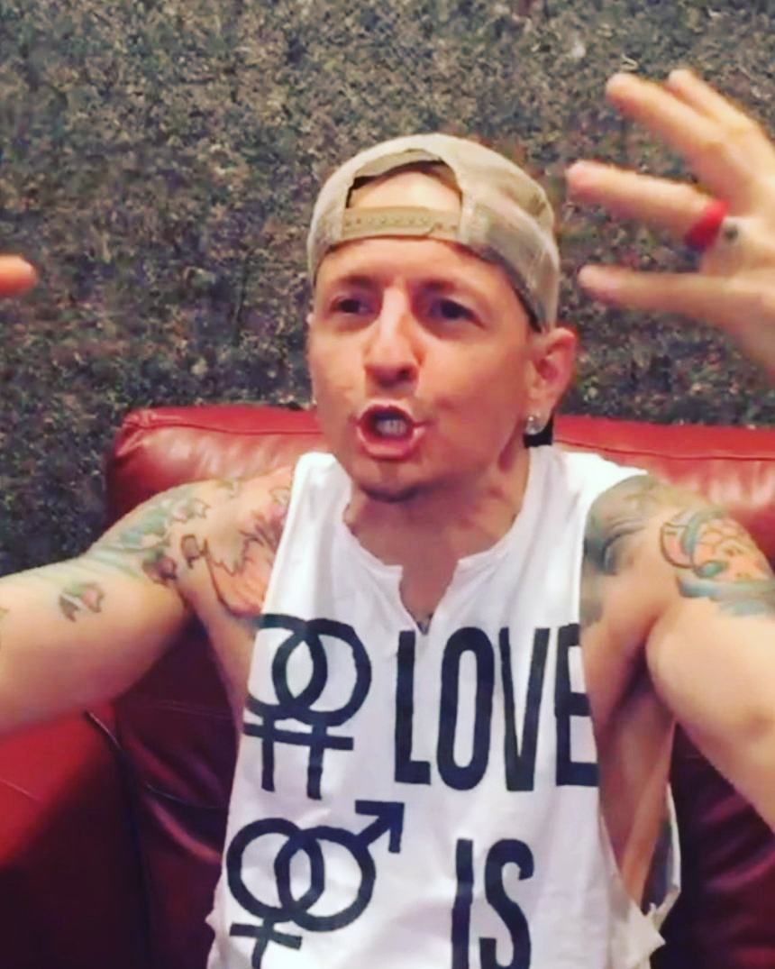 numbOML's tweet photo. when i am alone your voice give me energy ,inspiration and strengh your smile makes me always happy you are the most kindest person in this world❤❤ but 3 months without you that makes me lonliness 💔💔but you are always alive in our hearts 
love you chester forever ❤❤ https://t.co/4TPgCnwASk