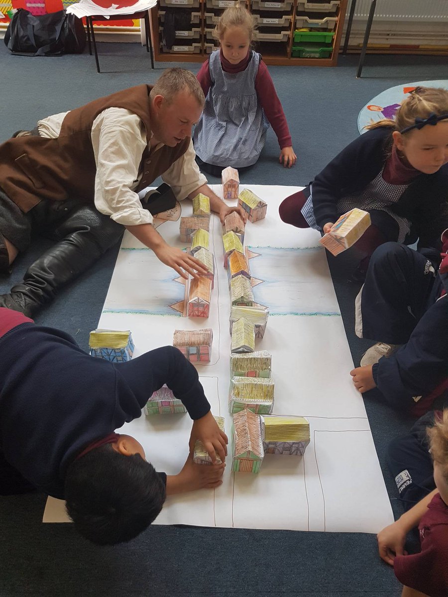 DiscoverhistPH's tweet photo. London begins to grow in our 3D model/map.Many children had visited modern London and were impressed by the old bridge with houses @winterfoldhs @ksshuttle @worcesternews @bbchw #BackingWorcester #schoolhistory #GreatFireOfLondon,#onestopshop @WorcsNOW @worcscc @MuseumofLondon https://t.co/kD3VwnB4jM