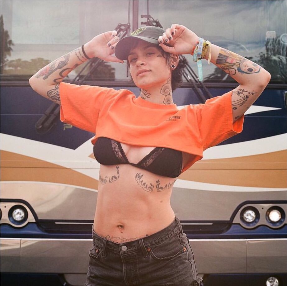 playkehlani's tweet photo. Ela merece esse prêmio demais 
Rt aqui só falta uma hora e vinte minutos 

I’m voting for Kehlani for Favorite Female Artist Soul/R&amp;B at the #AMAs https://t.co/i0sEnBi9Wm