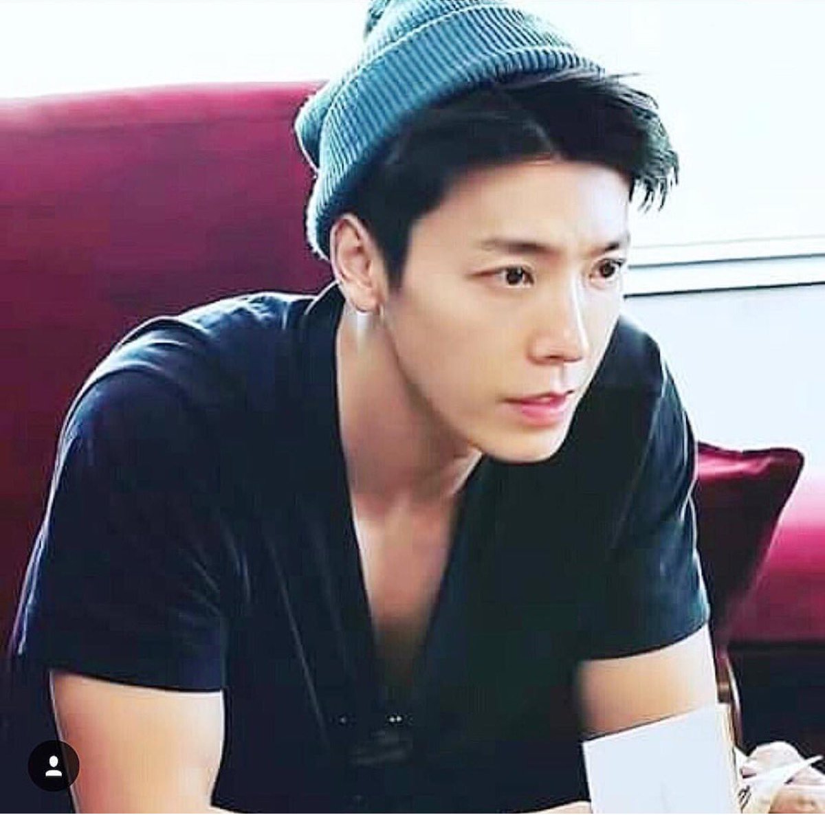 Donghae's IG update: Im hungry ... instagram.com/p/BbcNYVIhp7C/