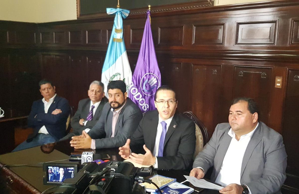 guatevisible's tweet photo. El diputado @FelipeAlejos  juntamente con los diputados del @BancadaTODOS en conferencia de prensa Proponen reformas a la Ley Electoral y de Partidos Políticos y que sea de inmediato su entrada en vigencia para las próximas elecciones #ReformasLEPP https://t.co/BhdMcximu2