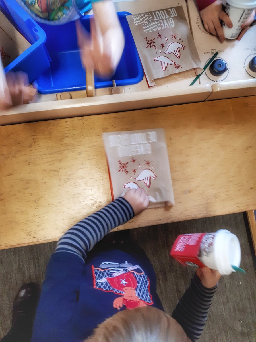 miss_arruda's tweet photo. Something new has "brewed" in our #DramaticPlayArea ... Welcome to our Kinder @chaptersindigo and @StarbucksCanada!! Thank you to our local Starbucks for supporting our learning! 📚☕ @PrincipalMoore @JERobertson1 #HWDSB #KinderChat #reggioinspired #playbasedlearning https://t.co/DTuNUN1dJT