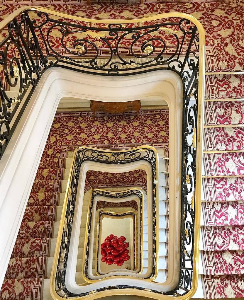 Plaza_Athenee's tweet photo. Can you spot the surprise delivery arriving to your room? Our favorite red bunch of balloons by @chocolatshow 🎈 #DCmoments https://t.co/cju9ZDF1AM