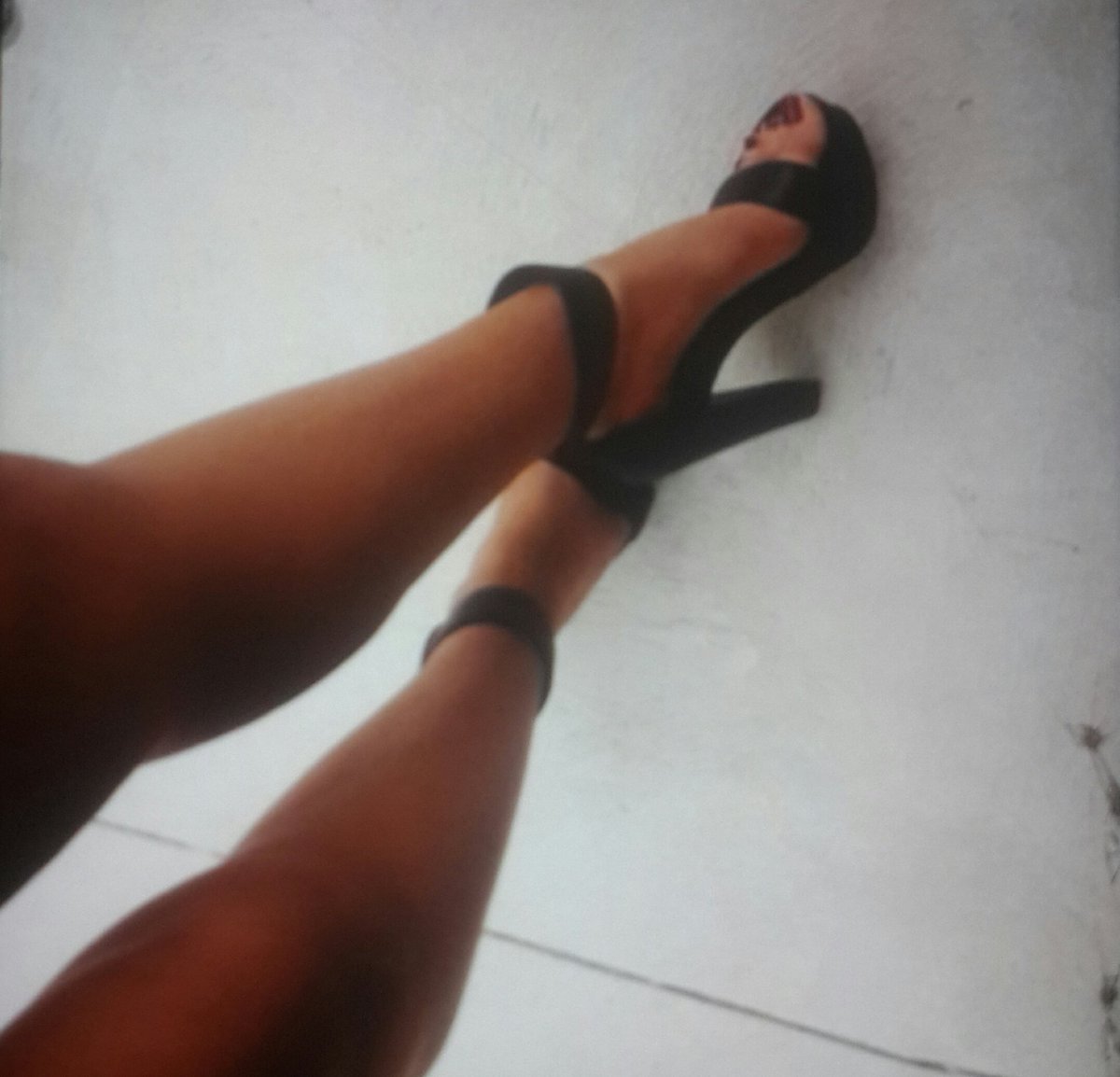 Фото женских ног в туфлях с виднеющимися пальчиками по коже High Heels