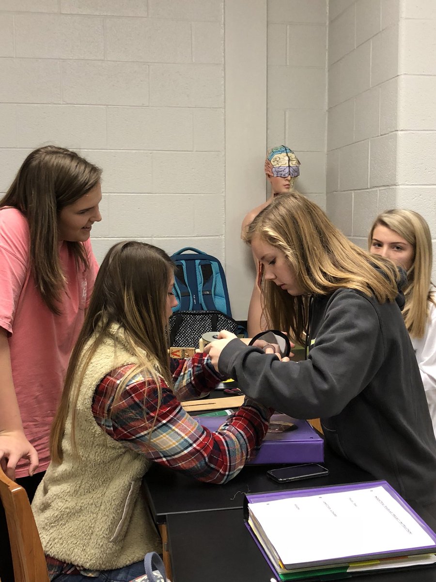 rlggrg's tweet photo. Mouse trap race cars. #engineersinthemaking #physicalscience #modelbluedevils @ModelHighDevils @FloydCoSchools https://t.co/4Xhfh7a3LR