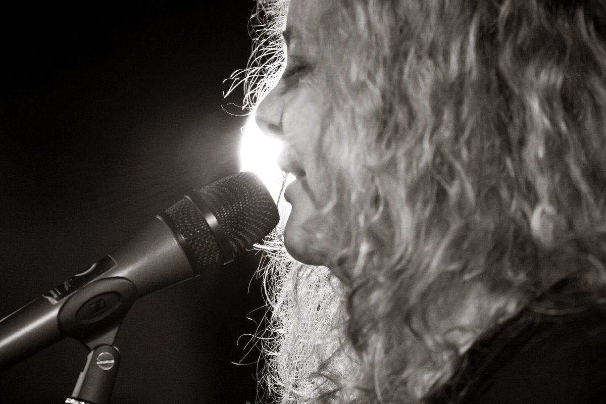 Die #transVOCALE beginnt diesen Donnerstag mit einer deutsch-polnischen #Hommage an #UdoLindenberg. Eine große Festivalband spielt die Lieder Udo Lindenbergs in neu arrangierten Versionen. 
Es singen u.a.
#PascalvonWroblewsky (Foto) und #RainervonVielen  transvocale.eu/?p=9