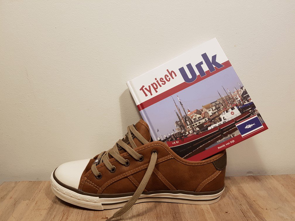 Schoencadeau als Sint zaterdag aanmeert? Bestel uiterlijk woensdag. Cadeauboek Typisch Urk nu bij online bestellen geen € 14,95, maar € 12,95. Verzendkosten nu geen € 2,50 maar € 0,99. En ik zet er naar wens ook nog een persoonlijke boodschap in :) bit.ly/bestelTypischU…