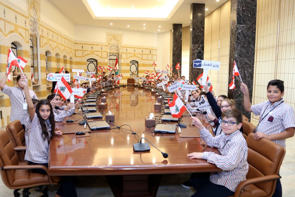 Hhhsinfo's tweet photo. عشية ذكرى الاستقلال زار وفد من طلابنا القصر الجمهوري وكانت رحلة استكشاف لمعرفة رمزية كل قاعة. ختام الزيارة كانت مناسبة للقاء رئيس الجمهورية والتقاط صور تذكارية. https://t.co/K6MaHjD7nF