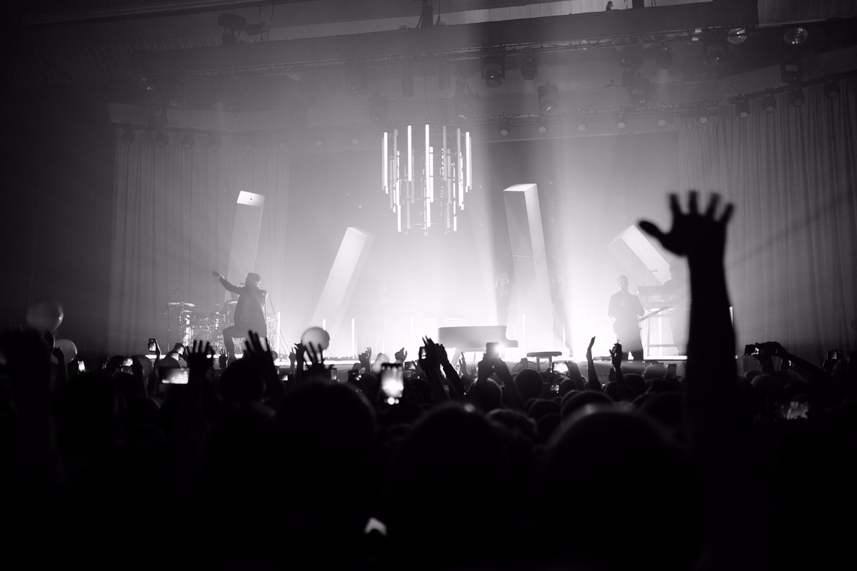 RedSadnessTint's tweet photo. Hurts in Minsk, Belarus
#hurts #hurtsband #hurtsinminsk #hurtsconcert #minsk #belarus #concert #минск #bokeh #35mm #fujifilm #fujinon #23mmf14 https://t.co/TLw1mRTrPo