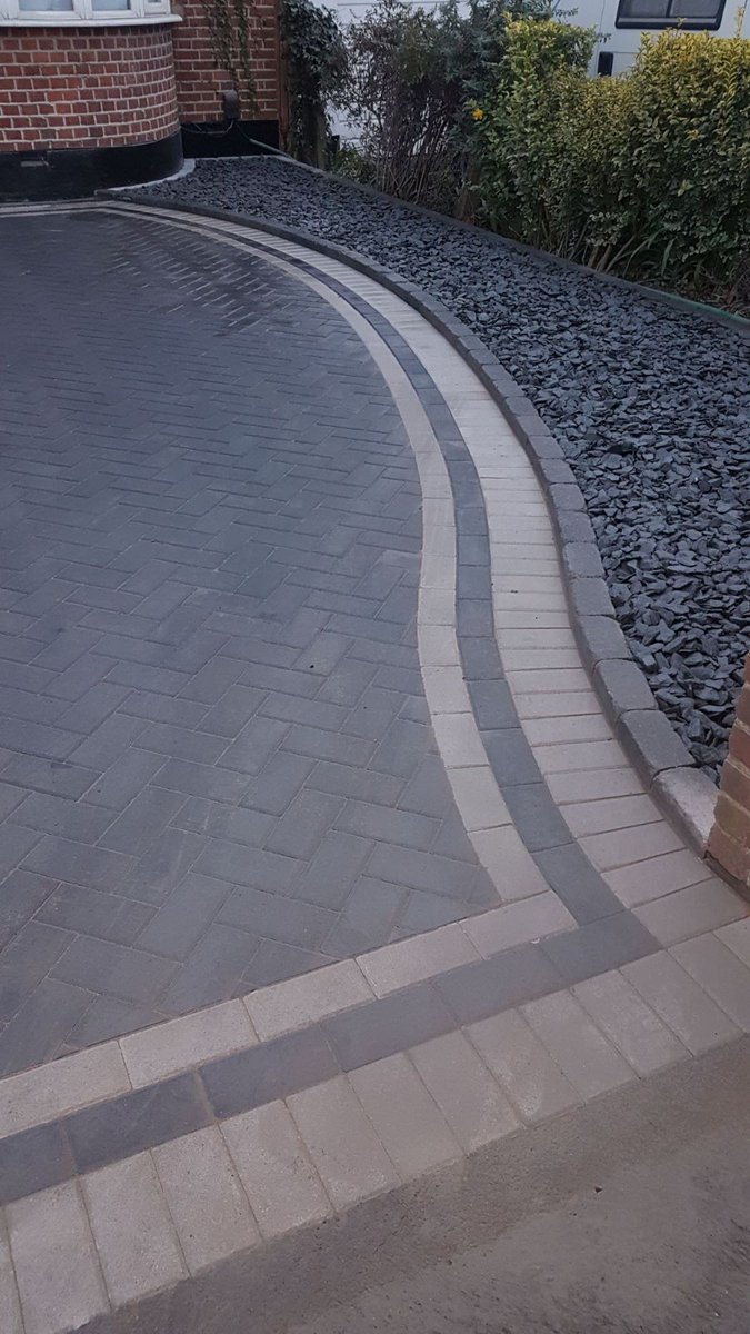 BarleystoneP's tweet photo. New Drive laid by Borderline Paving this week in the UK
Product: Larchfield Damson with Larchfield Birch Border &amp; Standard Damson Kerbs.  
The border really creates a strong pattern to the overall drive.
Product Supplied by: Total Driveway Supplies, Staines UK https://t.co/d0CKwndB3R