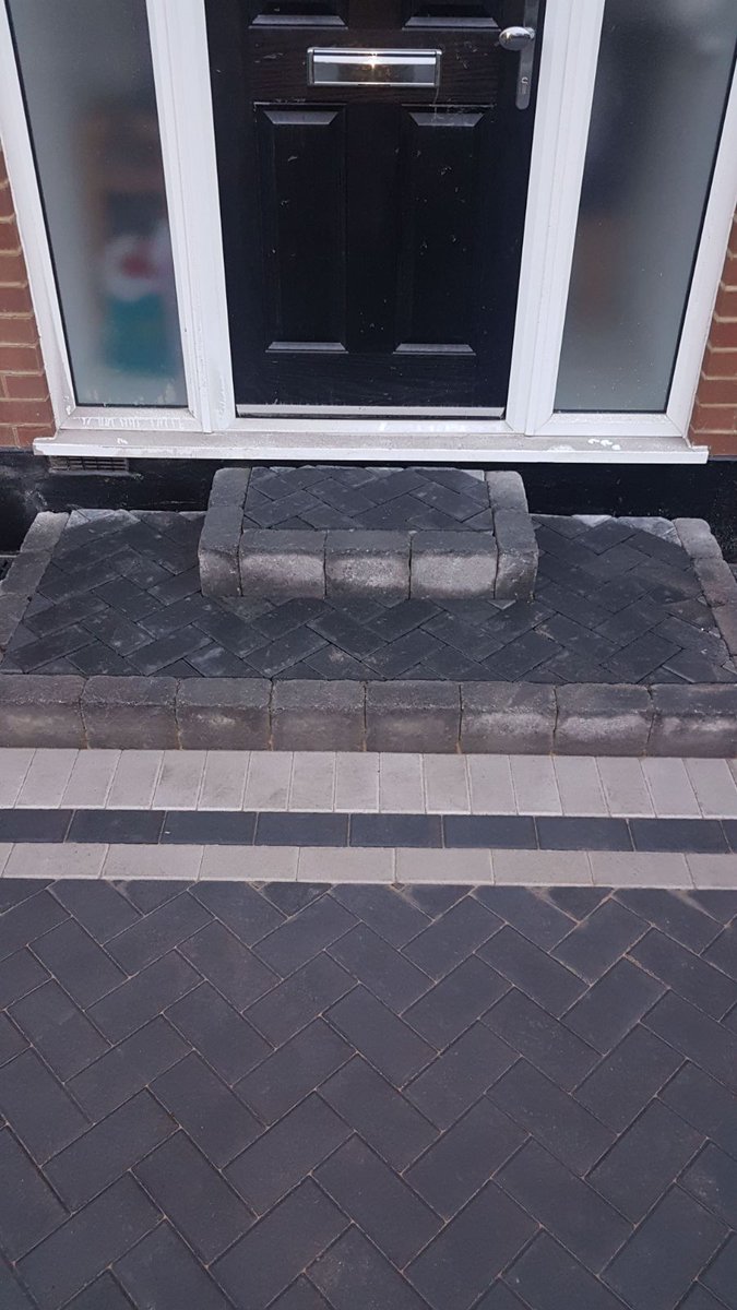 BarleystoneP's tweet photo. New Drive laid by Borderline Paving this week in the UK
Product: Larchfield Damson with Larchfield Birch Border &amp; Standard Damson Kerbs.  
The border really creates a strong pattern to the overall drive.
Product Supplied by: Total Driveway Supplies, Staines UK https://t.co/d0CKwndB3R