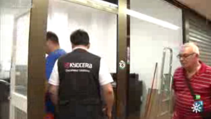 Coanda_kyo's tweet photo. Nuestro técnico instalando un equipo #kyocera #taskalfa7002i durante la grabación de un programa de @canalsur https://t.co/5f5wMfvTdK