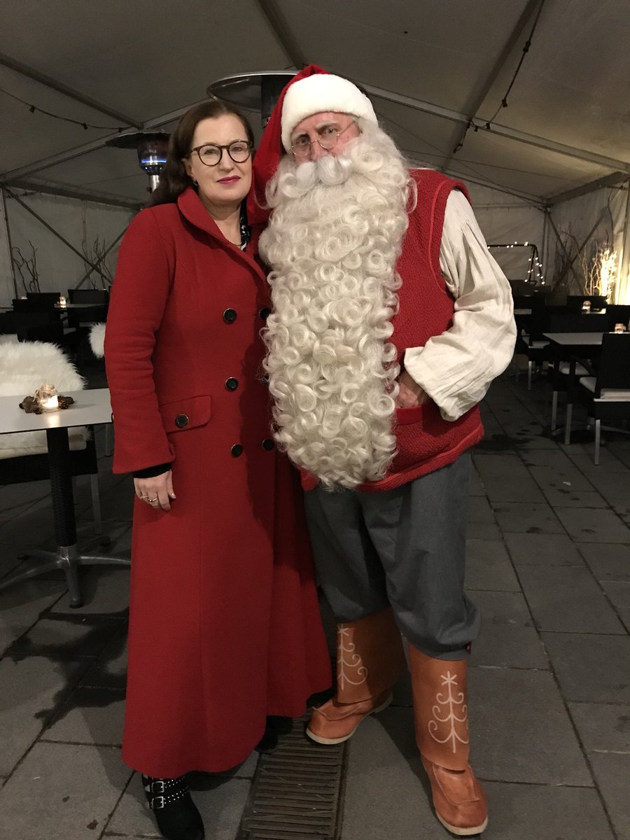 Pia_Pakarinen's tweet photo. #Musiikkitalo #talviterassi avattu. #joulupukki ja minä sävy sävyyn. #Helsinki julistettiin Hyvän tahdon kaupungiksi. https://t.co/mSakUmWisP