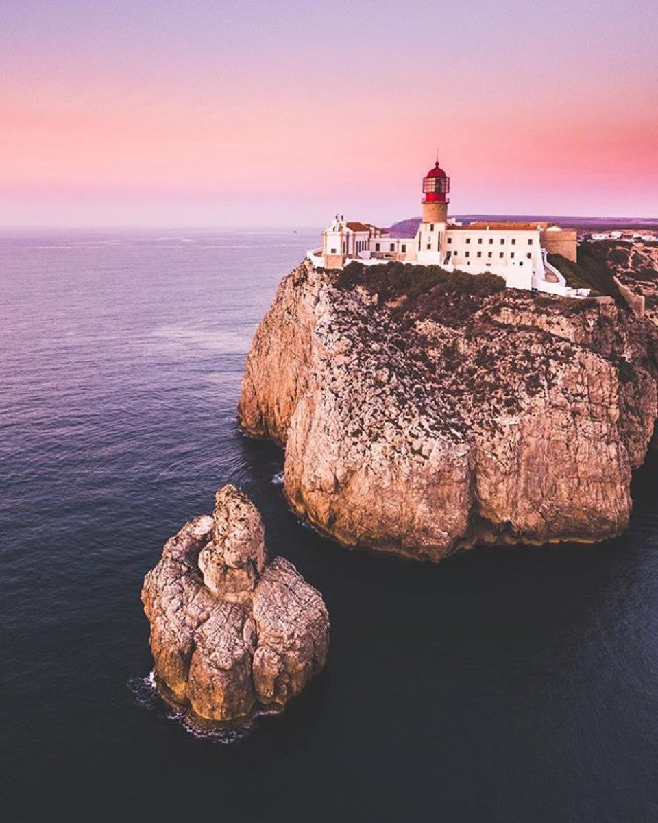 To #memmobaleeira visitors bucket list: watch the sunset at Cabo São Vicente 👌🏻 Beautiful picture by <a href="/borisbaldinger/">borisbaldinger</a> #memmohotels #sagres