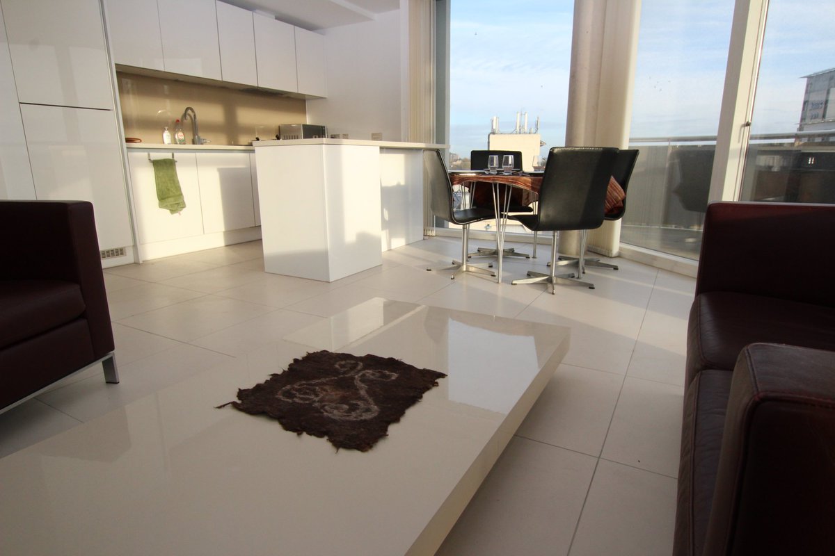 FHPLiving's tweet photo. @FHPLiving are delighted to offer this superb 2 bedroom apartment to rent on the 7th floor in the tower of #NottinghamOne. Viewing is highly recommended to fully appreciate what this apartment has to offer. Available 15/12/17. https://t.co/8Yy3Bx7Wpw