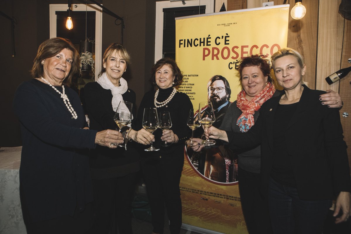 donnedelvino's tweet photo. Un brindisi delle @DonneDelVinoFvg #Friuli alla prima di Finché c'è #Prosecco c'è speranza, film appena del uscito nelle sale italiane a firma del giovane regista #AntonioPadovan. Il racconto della serata sul blog 👉🍾https://t.co/EsGEcTUFhV https://t.co/TKtzPmVmGn