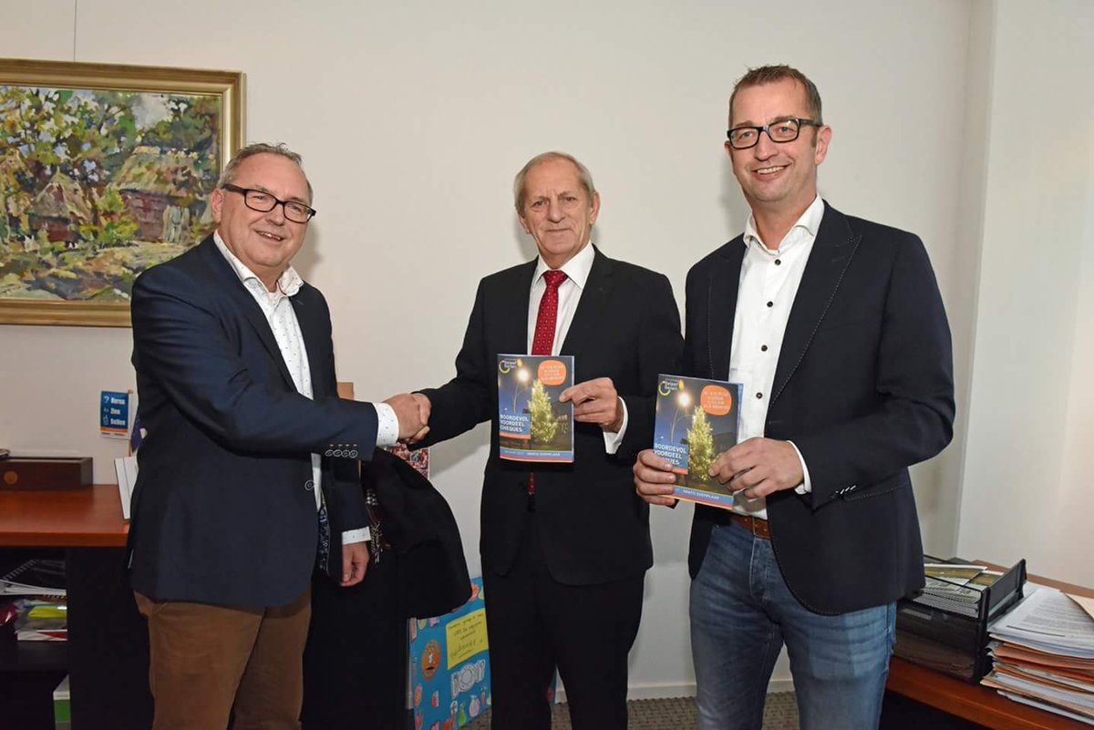 Het Beleef Beilen boekje overhandigt door @GerrieKreuze  van Boom uitgeverij aan voorzitter <a href="/JohKoster/">Johan Koster</a>  en burgemeester Ton Baas.